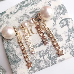 Trendy Dangle earrings with white pearls.