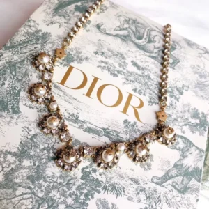 Pearl and crystals Luxury Choker Necklace in gold.