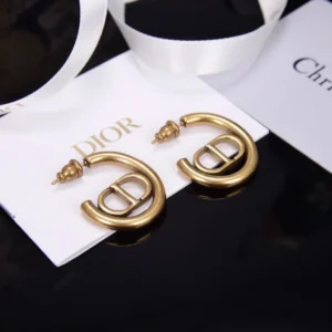 Drop earrings in gold with CD cut out.
