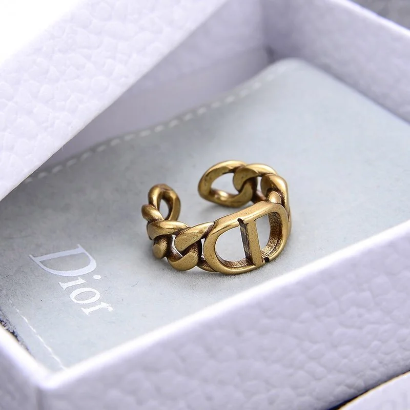 Linked chain gold ring with CD engraved on it. - Image 3