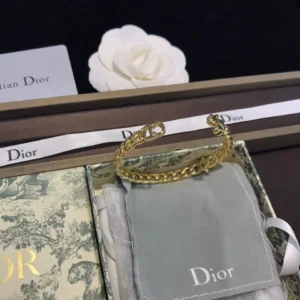 Alternative view of Linked chain gold bracelet with star in centre.