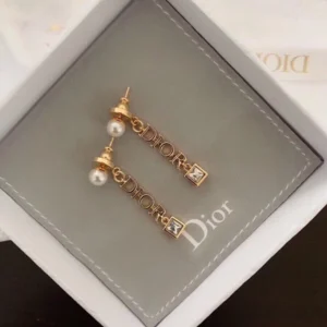 Golden drop earrings with D!Or cut out decorated in pearls and diamonds.