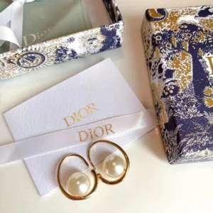 Stud earrings with oval gold structure with pearl in centre.