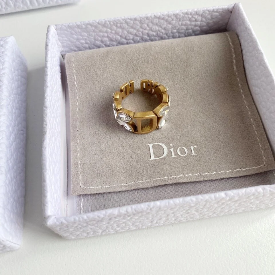 Gold ring with gems and D engraved on it. - Image 3
