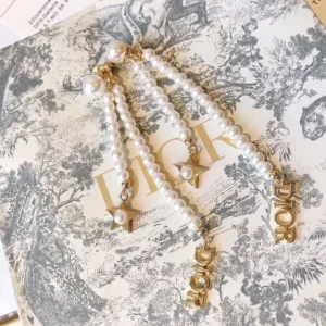 Dangle earrings with D!0r letter and pearls.