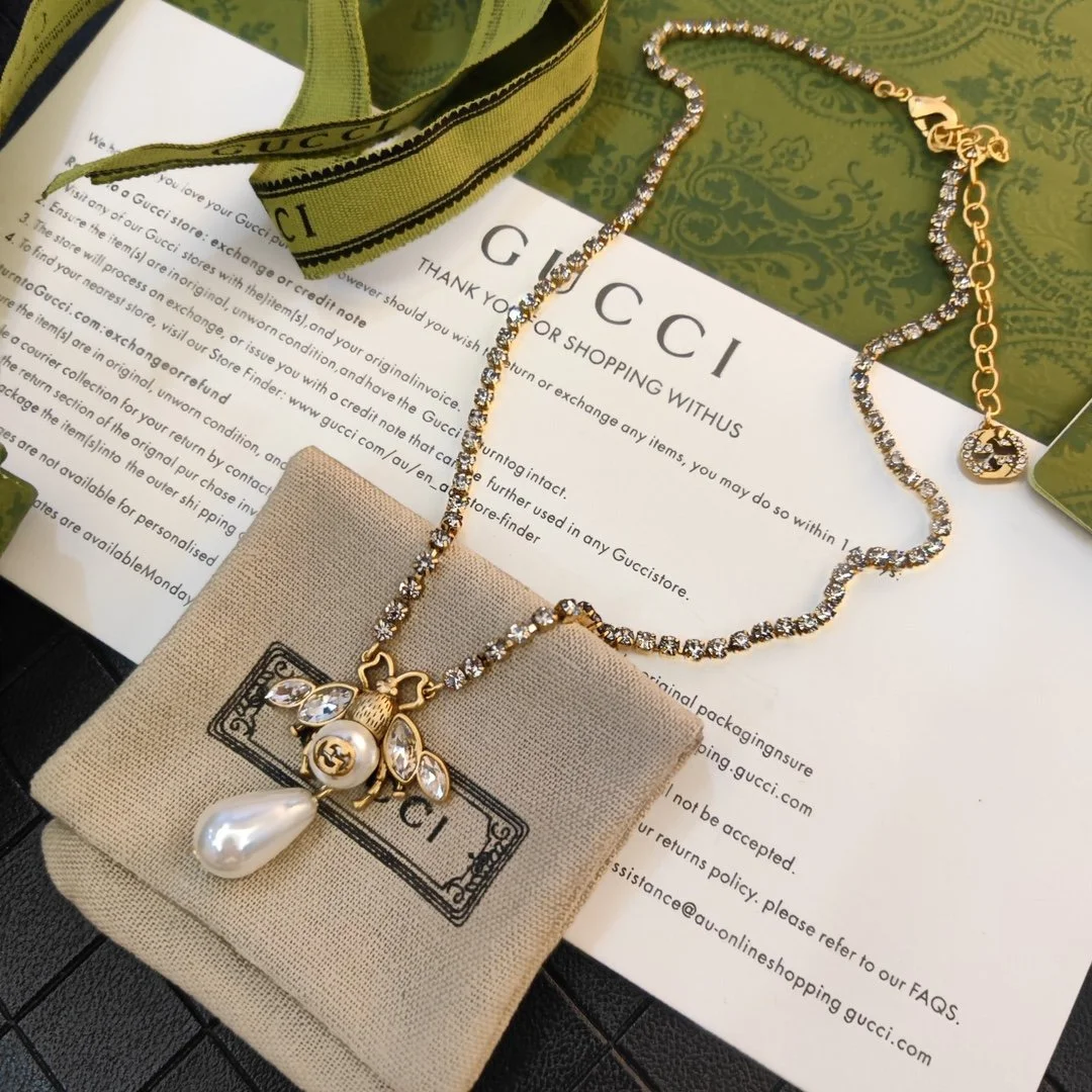 Diamond inlaid golden necklace with bee charm made pearls and diamonds. - Image 5